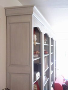 Grande bibliothèque en bois patinée gris clair par Décors & Matière