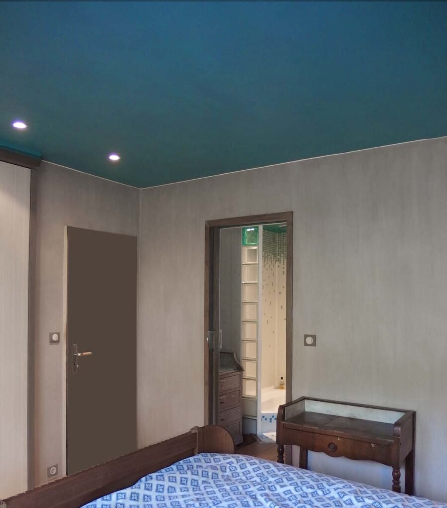 Chambre avec plafond bleu en peinture à effets et murs patinés gris, Atelier Décors & Matière